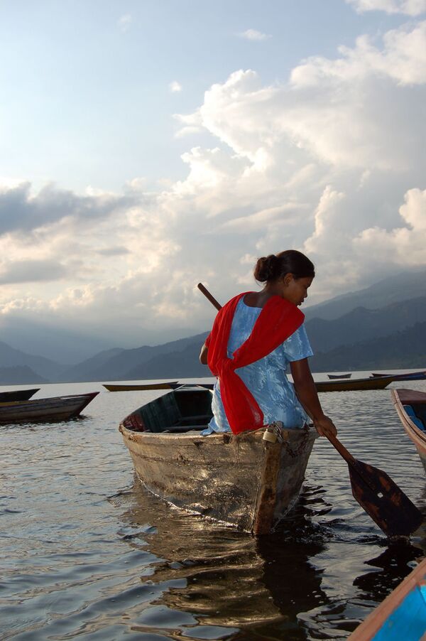 Перевозчица. Озеро Покхара. Непал. - Sputnik Узбекистан