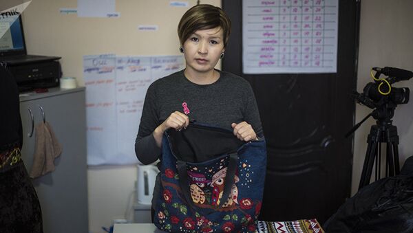 В Кыргызстане больные раком женщины шьют сумки - Sputnik Узбекистан
