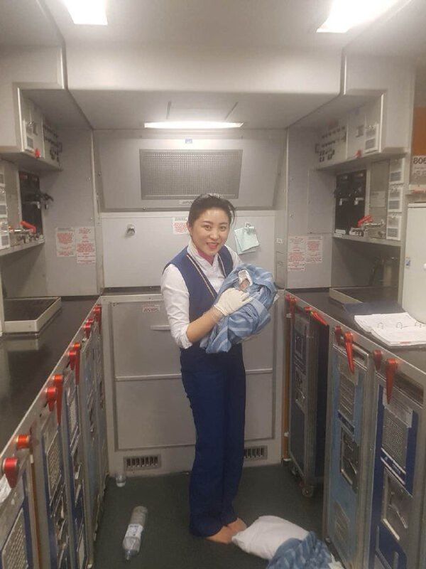 Счастливого полета: узбекистанка родила пятого ребенка на борту самолета Счастливого полета: узбекистанка родила пятого ребенка на борту самолета - Sputnik Узбекистан