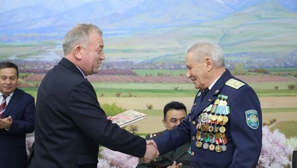 Юбилей военного лётчика Александра Харламова - Sputnik Узбекистан