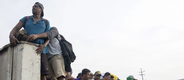 Караван мигрантов из Гондураса направляется в США Караван мигрантов из Гондураса направляется в США - Sputnik Ўзбекистон