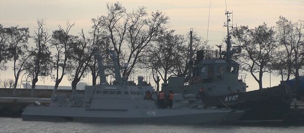 Украинские корабли, которые были накануне задержаны российскиим пограничниками Украинские корабли, которые были накануне задержаны российскиим пограничниками - Sputnik Ўзбекистон