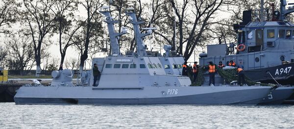 Задержанные украинские корабли доставлены в порт Керчи Задержанные украинские корабли доставлены в порт Керчи - Sputnik Узбекистан