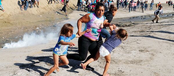 Мигранты из Гондураса бегут от слезоточивого газа, распыленного американскими пограничниками Мигранты из Гондураса бегут от слезоточивого газа, распыленного американскими пограничниками - Sputnik Ўзбекистон
