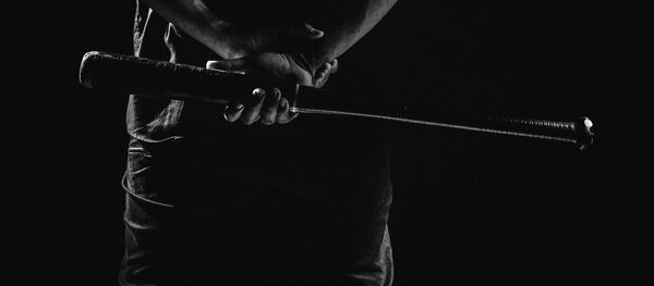 Мужчина с бейсбольной битой - Sputnik Узбекистан