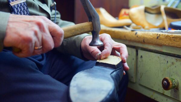 Сапожник ремонтирует обувь, архивное фото - Sputnik Узбекистан