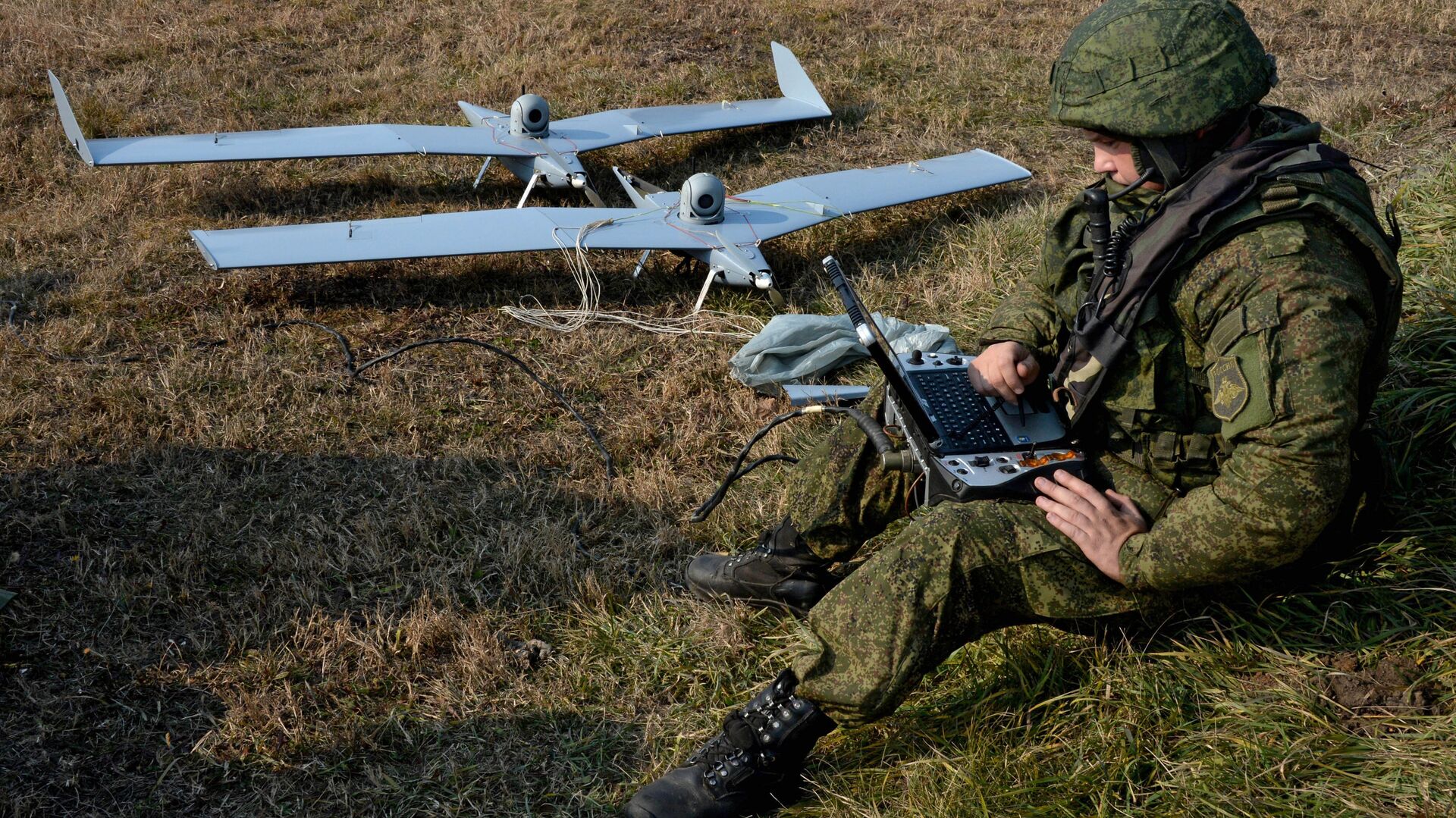 Военнослужащий готовит к взлету малые беспилотные летательные аппараты - Sputnik Узбекистан, 1920, 10.12.2022