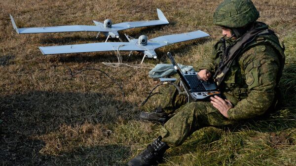 Военнослужащий готовит к взлету малые беспилотные летательные аппараты - Sputnik Узбекистан