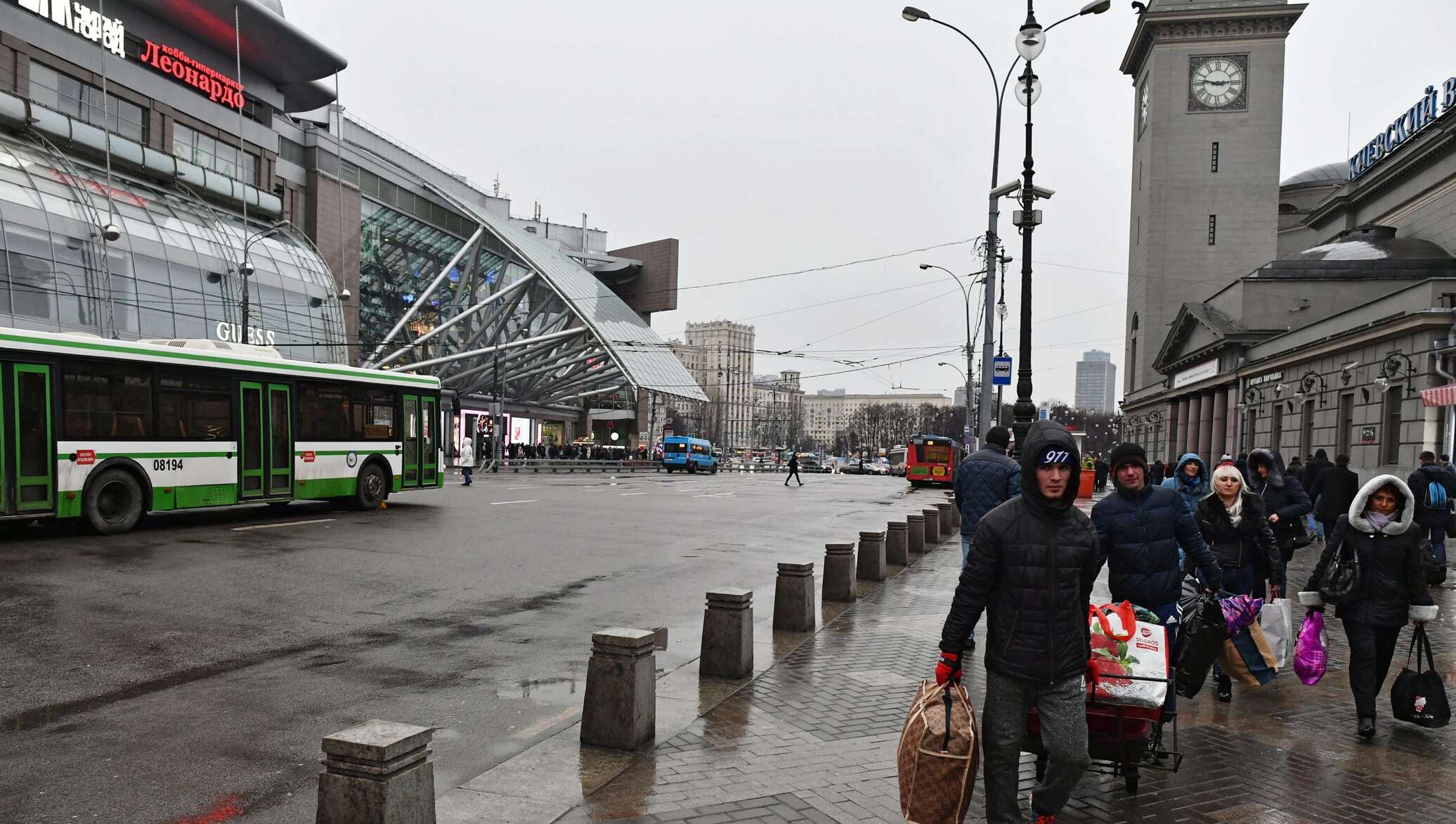 Об эвакуации столицы москвы. На вокзале в Киеве эвакуация. Фото Москвы сегодня свежиевагзаль. Фото люди в Москве идущие вокзалу.