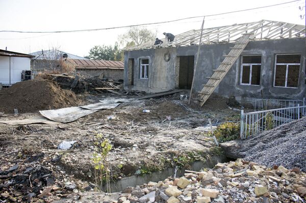 Хрупкий гранит и твердая память: стела героям ВОВ вернется в махаллю Дархан - Sputnik Узбекистан