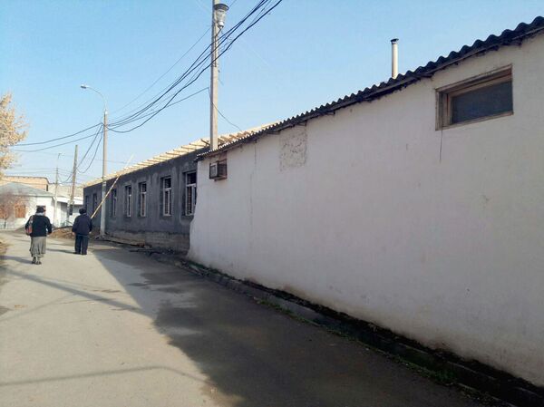 Хрупкий гранит и твердая память: стела героям ВОВ вернется в махаллю Дархан - Sputnik Узбекистан