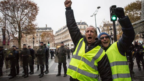 Акция протестов автомобилистов желтые жилеты в Париже  - Sputnik Ўзбекистон