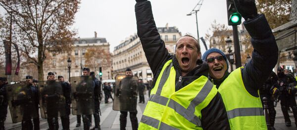 Акция протестов автомобилистов желтые жилеты в Париже Акция протестов автомобилистов желтые жилеты в Париже - Sputnik Ўзбекистон