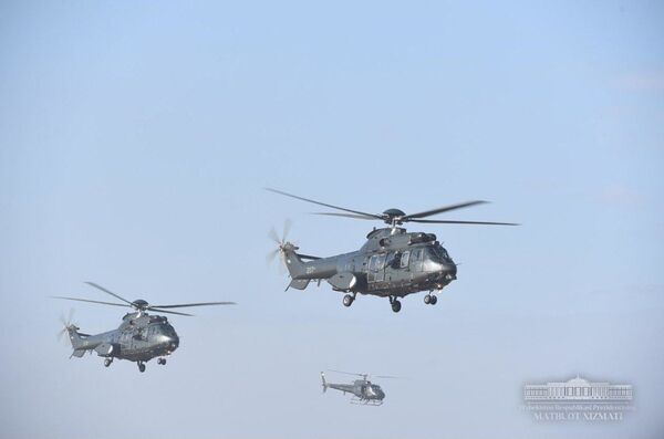 Проверил военных: Мирзиёев посетил полигон Чирчик Проверил военных: Мирзиёев посетил полигон Чирчик - Sputnik Узбекистан