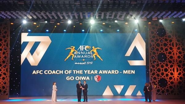 В Азии назвали лучших тренеров и футболистов года: кому уступил узбекистанец - Sputnik Узбекистан