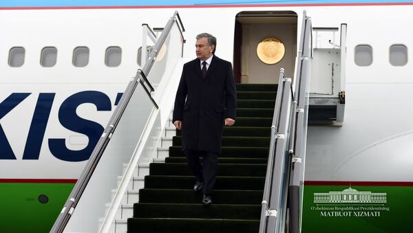 Президент Узбекистана Шавкат Мирзиёев прибыл в Хорезм - Sputnik Узбекистан