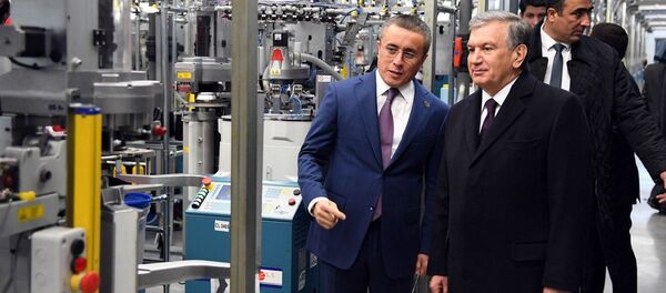 Шавкат Мирзиёев ознакомился с деятельностью текстильного предприятия в Шаватском районе Шавкат Мирзиёев ознакомился с деятельностью текстильного предприятия в Шаватском районе - Sputnik Ўзбекистон