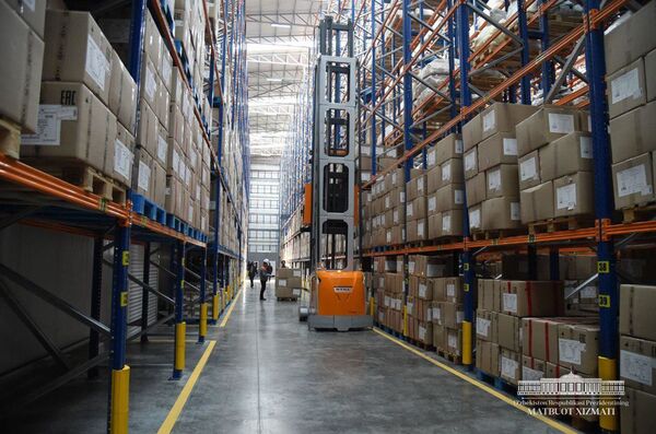 Мирзиёев оценил производство носков - Sputnik Узбекистан