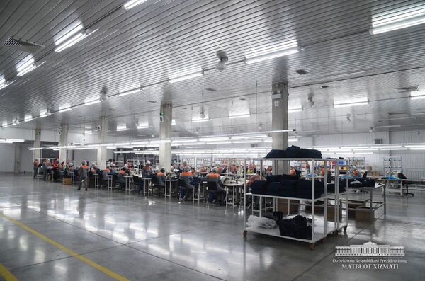 Мирзиёев оценил производство носков - Sputnik Узбекистан