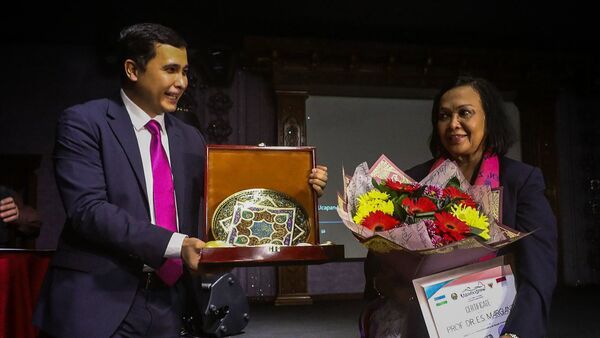 Прошла церемония вручения диплома Посла туризма Узбекистана в Индонезии - Sputnik Узбекистан