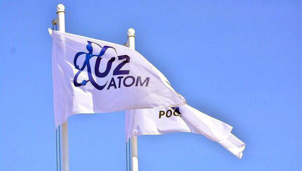Флаг с надписью UZatom - Sputnik Узбекистан