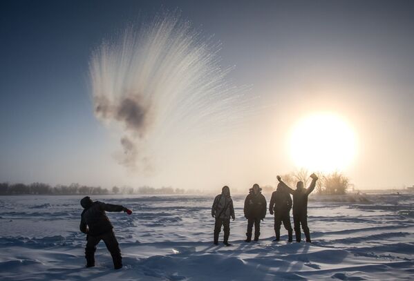 Жители деревни в 70 километрах от Якутска, где температура воздуха опустилась до -41 градуса Цельсия - Sputnik Узбекистан