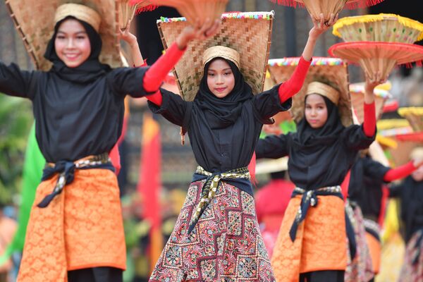 Танцоры на фестивале искусств и культуры в Батусанкаре, Западная Суматра - Sputnik Узбекистан
