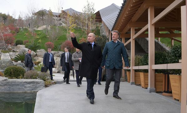 Президент РФ Владимир Путин  во время осмотра территории гостиничного комплекса Мрия в Ялте - Sputnik Узбекистан