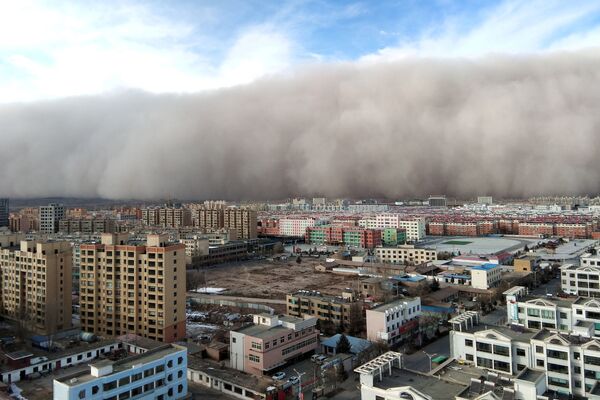 Песчаная буря в городе Чжанъе провинции Ганьсу, Китай - Sputnik Узбекистан