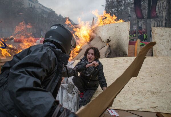 Во время акции протеста против роста цен на бензин желтые жилеты в Париже - Sputnik Узбекистан