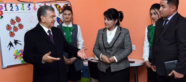 Шавкат Мирзиёев посетил инновационную школу Нихол - Sputnik Узбекистан