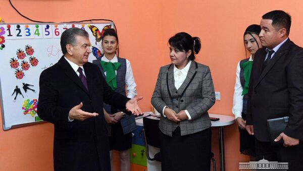 Шавкат Мирзиёев посетил инновационную школу Нихол - Sputnik Узбекистан