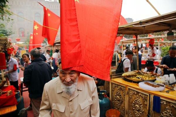 Люди на рынке в Кашгаре, Синьцзян-Уйгурский автономный район, Китай - Sputnik Узбекистан