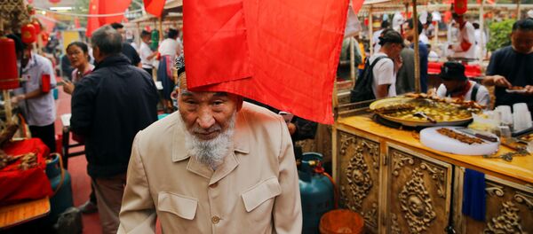Люди на рынке в Кашгаре, Синьцзян-Уйгурский автономный район, Китай Люди на рынке в Кашгаре, Синьцзян-Уйгурский автономный район, Китай - Sputnik Ўзбекистон