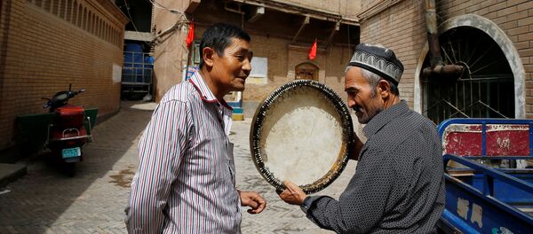 Мужчина продает музыкальный инструмент в Старом Городе в Кашгаре, Синьцзян-Уйгурский автономный район, Китай Мужчина продает музыкальный инструмент в Старом Городе в Кашгаре, Синьцзян-Уйгурский автономный район, Китай - Sputnik Узбекистан