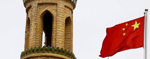 Китайский флаг на башне в Кашгаре, Синьцзян-Уйгурский автономный район, Китай Китайский флаг на башне в Кашгаре, Синьцзян-Уйгурский автономный район, Китай - Sputnik Ўзбекистон