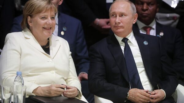 Vladimir Putin i Angela Merkel - Sputnik O‘zbekiston
