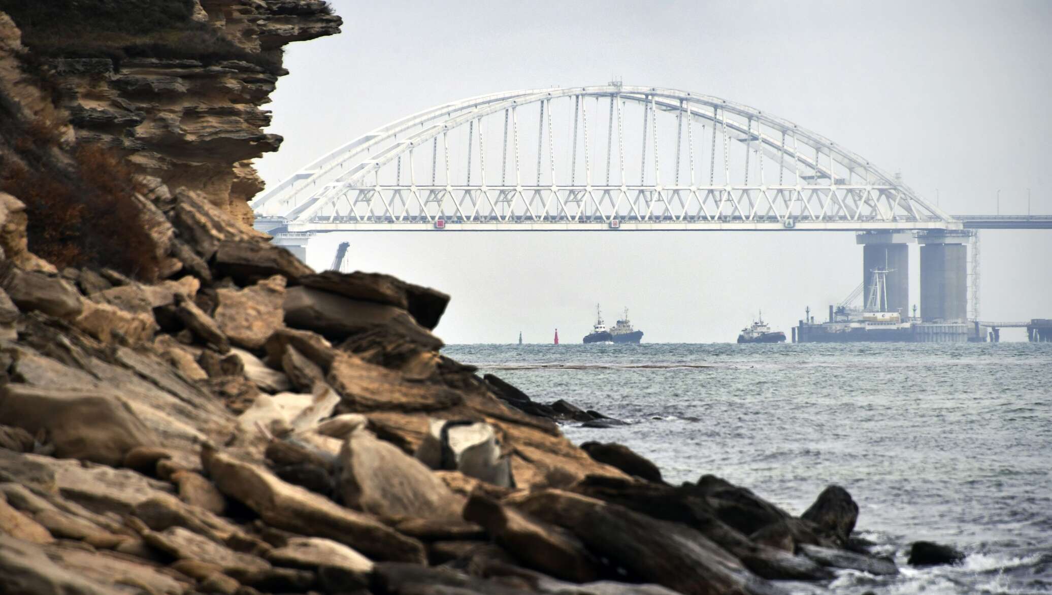 Новости крымский пролив. Керченский пролив. Крымский мост судоходные арки. Керчь пролив. Крымский мост через Керченский пролив.