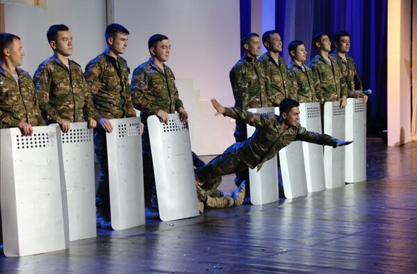 Сергей Шойгу вручил кубок армейского КВН Звезде Востока из Узбекистана - Sputnik Узбекистан