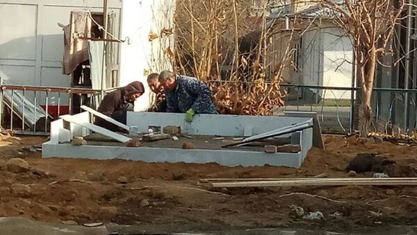 В махалле Дархан ведутся подготовительные работы по установке отреставрированного памятника - Sputnik Узбекистан