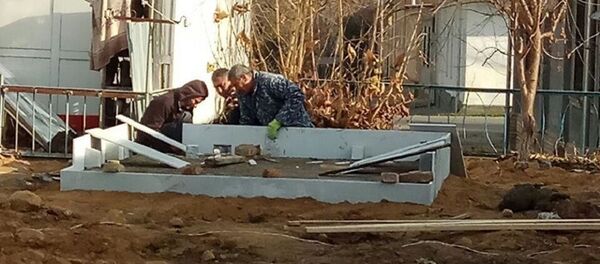 В махалле Дархан ведутся подготовительные работы по установке отреставрированного памятника В махалле Дархан ведутся подготовительные работы по установке отреставрированного памятника - Sputnik Узбекистан