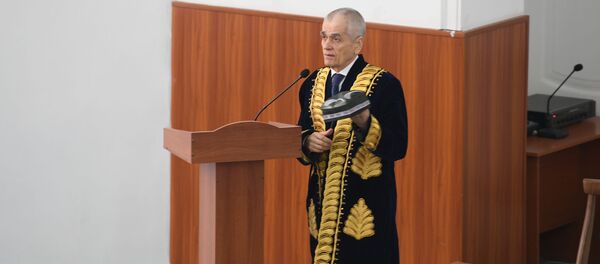 Геннадий Онищенко в узбекском чапане и тюбетейке Геннадий Онищенко в узбекском чапане и тюбетейке - Sputnik Ўзбекистон