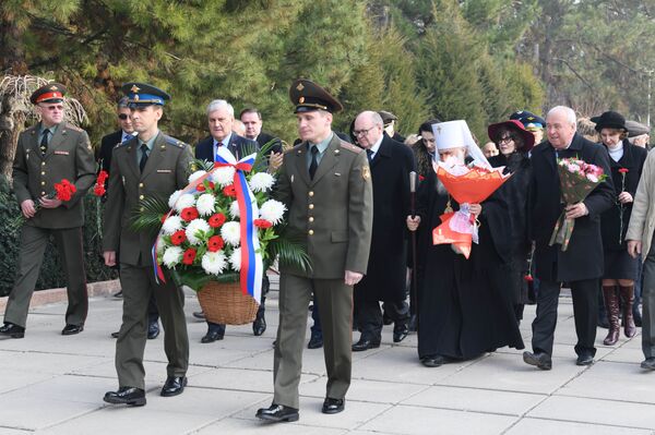 Никто не забыт: День неизвестного солдата отметили в Ташкенте - Sputnik Узбекистан
