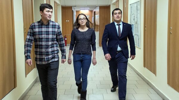 Кудрат Вохидов, Насиба Нуржанова  и  Сардор  Адизов -студенты МИФИ из Узбекистана - Sputnik Узбекистан
