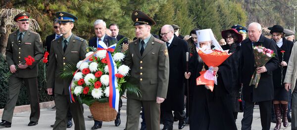 Возложение цветов к могиле неизвестного солдата - Sputnik Узбекистан