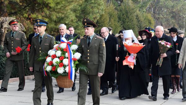 Возложение цветов к могиле неизвестного солдата - Sputnik Узбекистан