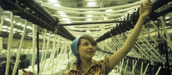 В одном из цехов хлопчатобумажного комбината. В одном из цехов хлопчатобумажного комбината. - Sputnik Узбекистан