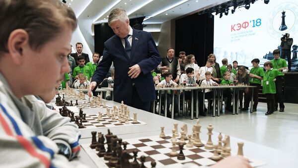 Анатолий Карпов (в центре) во время сеанса одновременной игры на открытом шахматном фестивале - Sputnik Узбекистан