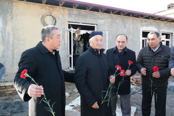 Yaxshi insonni nomi hech qachon o‘chmaydi - Darxon mahallasida urush qahramonlari xotirlandi Yaxshi insonni nomi hech qachon o‘chmaydi - Darxon mahallasida urush qahramonlari xotirlandi - Sputnik O‘zbekiston