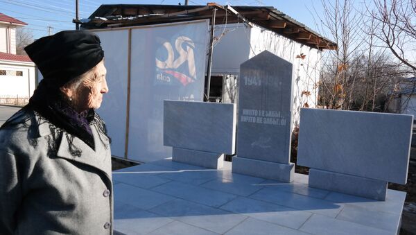 Общественный деятель Муборак Юнусходжаева возле монумента героям ВОВ - Sputnik Узбекистан